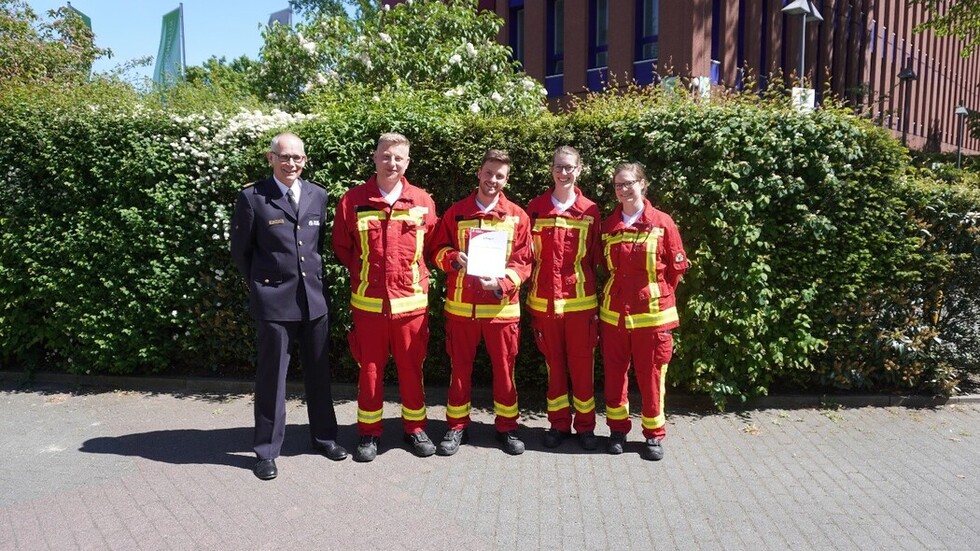 Übergabe der Urkunde durch die Ärztliche Leitung Rettungsdienst an Team 2