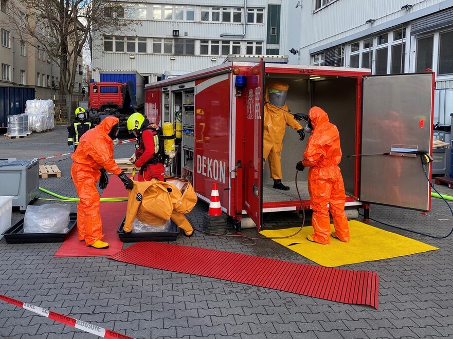 Dekontamination der im Gefahrenbereich eingesetzten Spezialkräfte