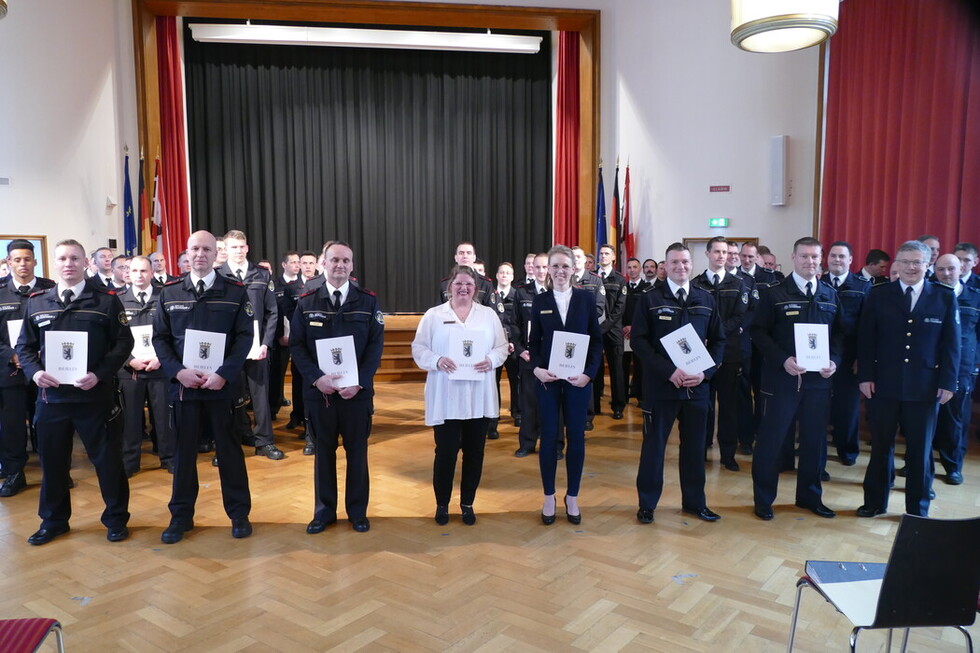 Beförderte Einsatzkräfte und Regierungsoberinspektorinnen