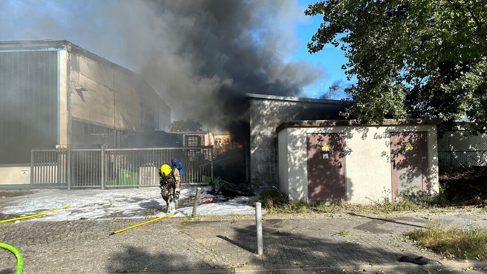 Feuerwehrmann bereitet Löschangriff vor