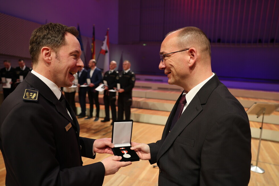 Verleihung des Ehrenzeichens durch den ständigen Vertreter des Landesbranddirektors Per Kleist.