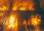 Brennende Fassade, Feuerwehrleute auf Drehleiter