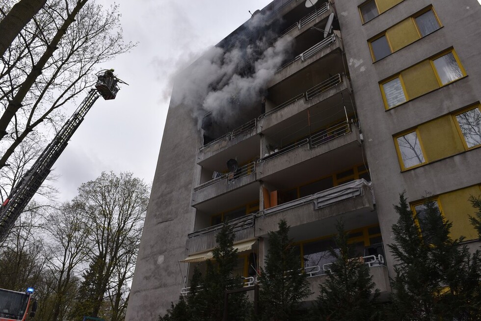 Nachlöscharbeiten aus dem Drehleiterkorb heraus.