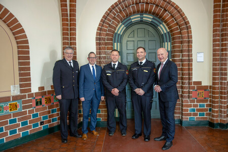 v.l.n.r. : LBD Prof. Dr. Homrighausen, Bezirksbürgermeister von Köpenick Oliver Igel, Wehrleiter der FF Lichtenberg Lars Kolowatz, stellvertretender Wehrleiter der FF Köpenick Rene Redler und der Regierende Bürgermeister Kai Wegner