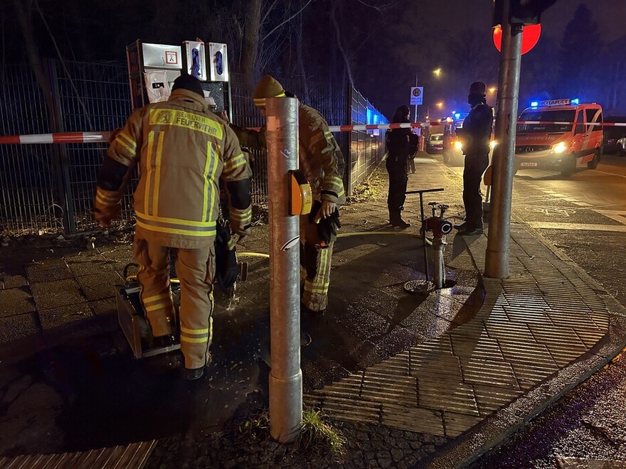 Grobreinigung der Einsatzkräfte an der Hygienestation des GW Hygiene