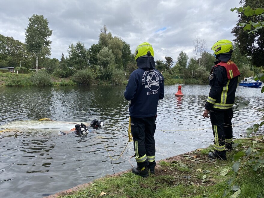 Feuerwehrtaucher bereiten die Bergung des Kleintransporter vor