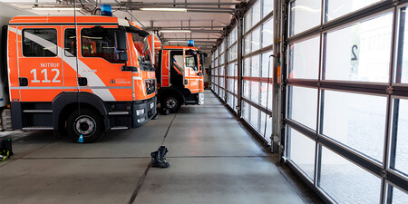 Feuerwehrfahrzeuge in Fahrzeughalle