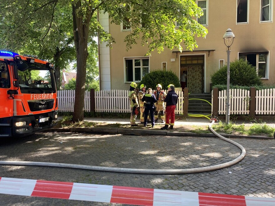 Blick auf das Wohngebäude mit dem ausgebrannten Zimmer unten rechts