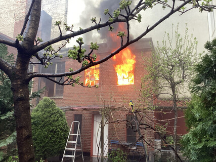 Sichtbare Flammen aus dem Fenster im Obergeschoss 