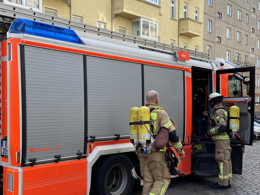 Sicherheitstrupp legt am LHF seine Ausrüstung ab