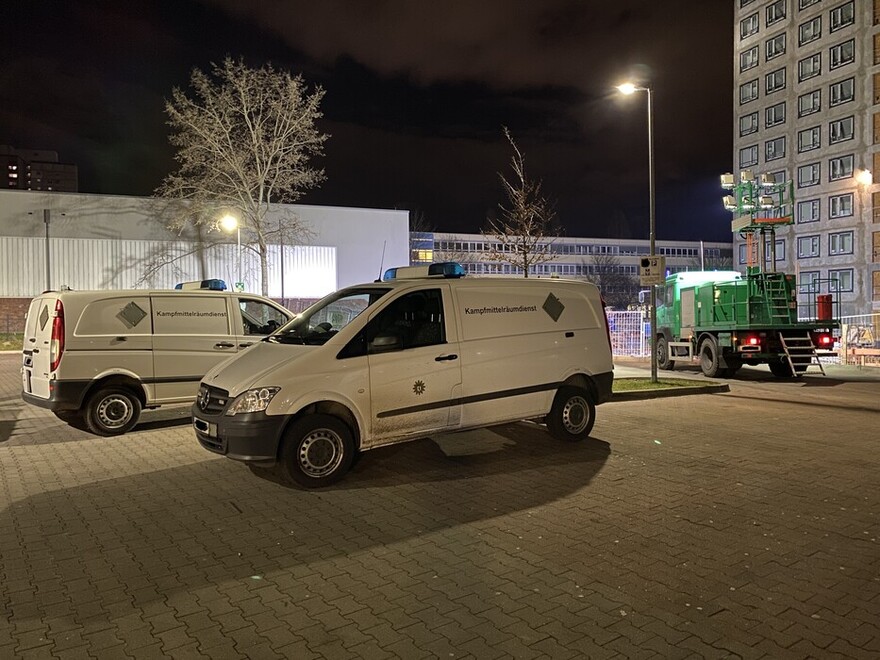 Fahrzeuge der Spezialisten vom Kriminaltechnischen Institut des Landeskriminalamtes