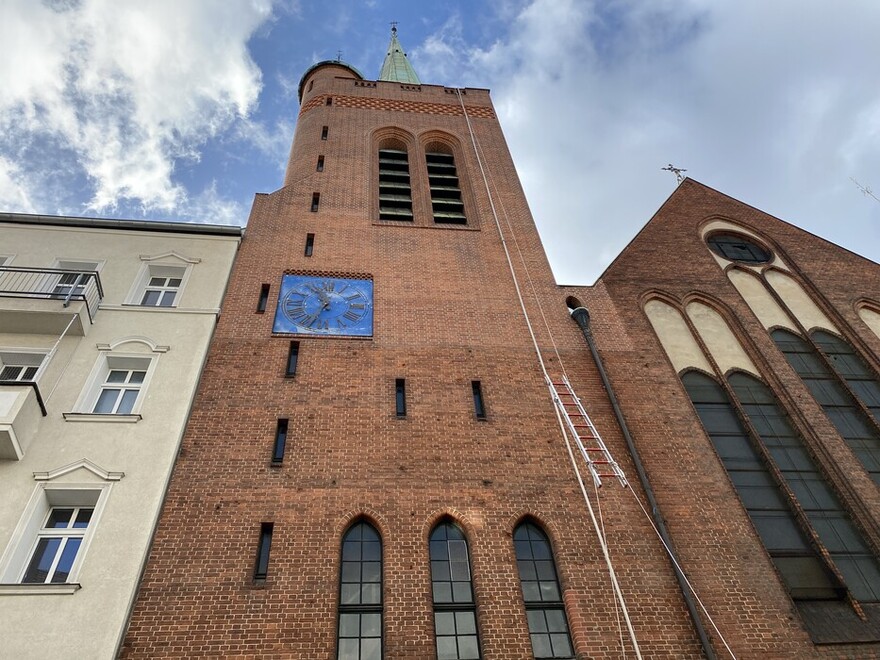 Steckleiterteile werden mittels Feuerwehrleine außen hochgezogen