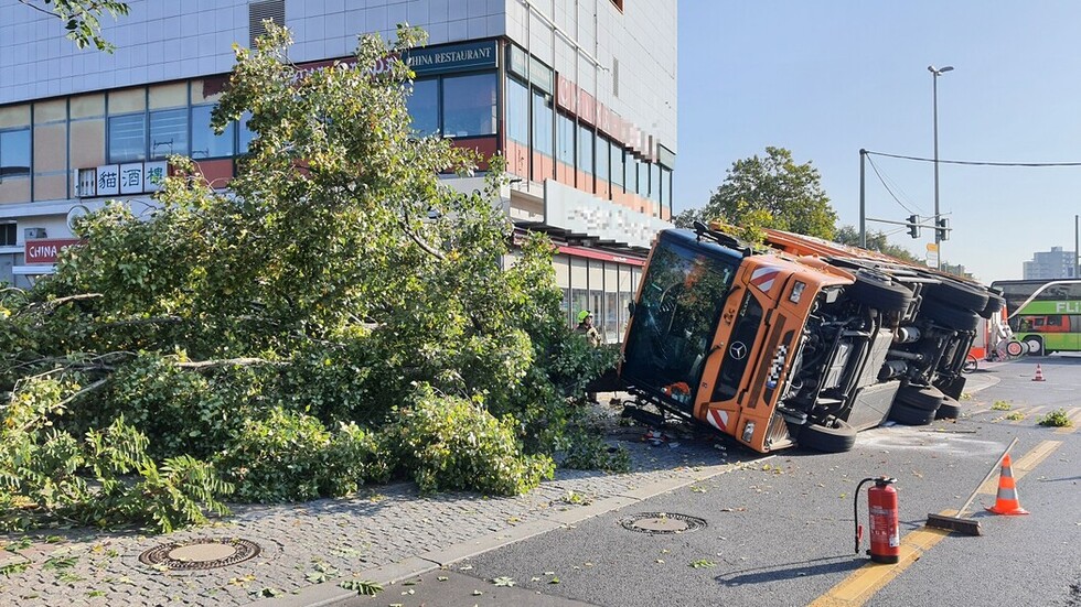 Umgestürzter Müllwagen