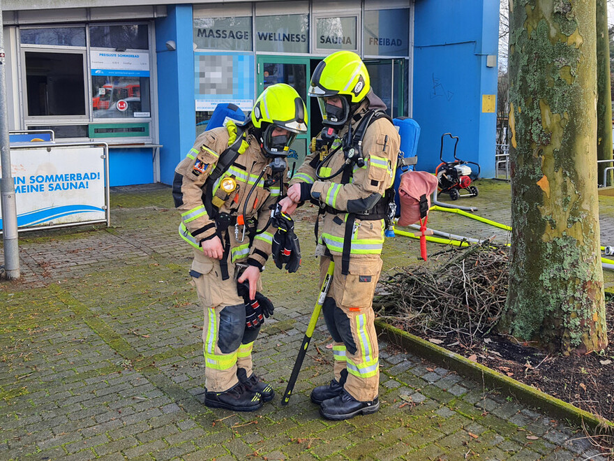 Trupp der Lehrfeuerwache Buckow rüstet sich zum Einsatz aus.