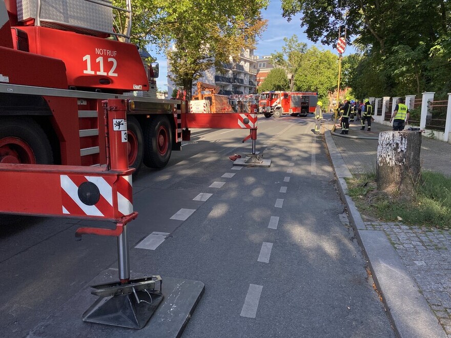 Laterne ist auf dem Gehweg abgelegt