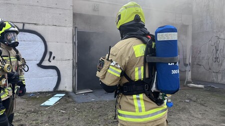 Einsatzkraft macht sich für den Einsatz bereit