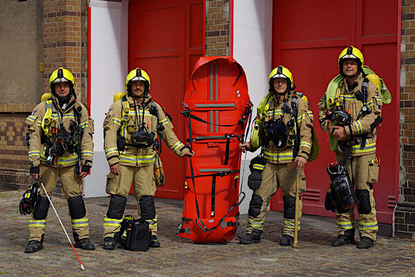 Feuerwehrleute mit Ausrüstung