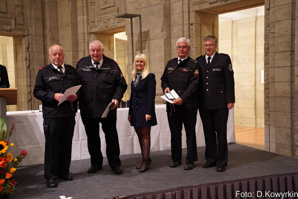 Innensenatorin Iris Spranger und LBD Karsten Homrighausen mit ausgezeichneten Angehörigen der Freiwilligen Feuerwehren.