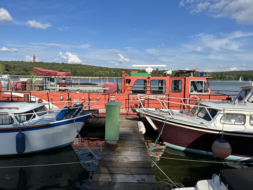 Löschboot an Steganlage