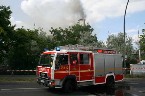 Löschfahrzeug, Rauch im Hintergrund