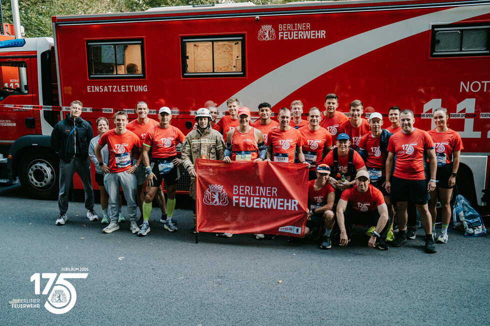 Gruppenfoto eines Teils der Angehörigen der Berliner Feuerwehr, die am 52. BMW BERLIN-MARATHON teilgenommen haben.