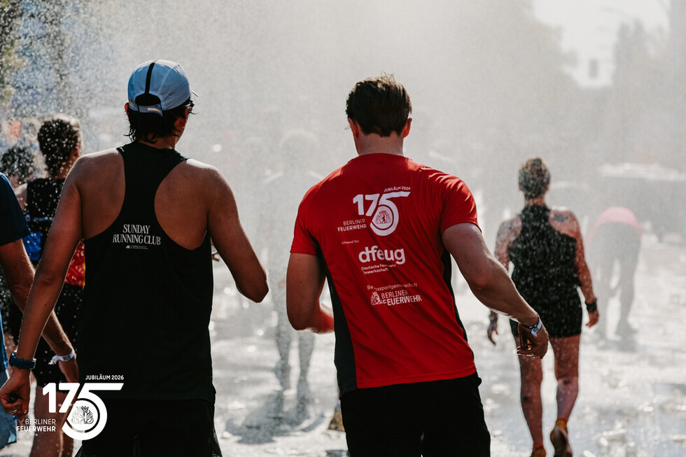 Auch zahlreiche Angehörige der Berliner Feuerwehr gingen beim 52. BMW BERLIN-MARATHON an den Start.