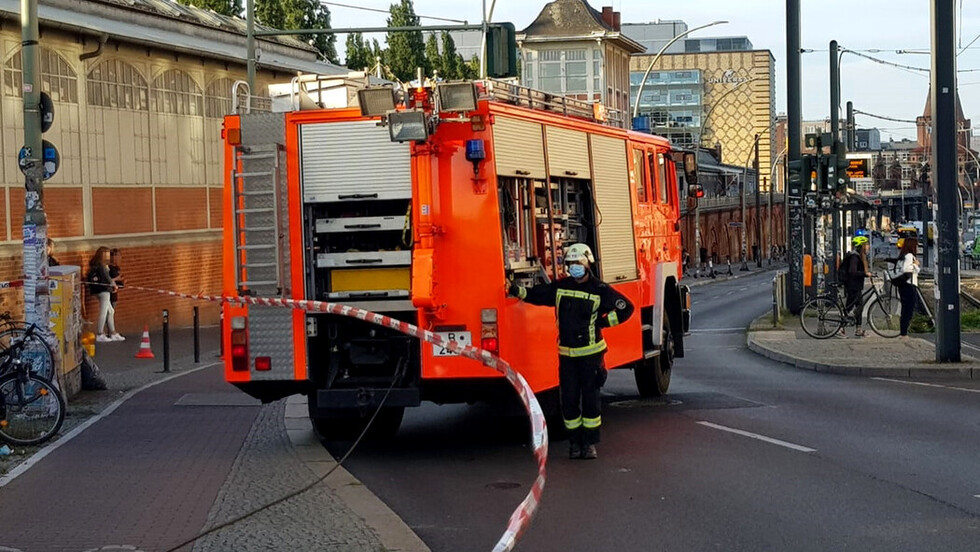 Rüstwagen 3 zieht den gesicherten Pkw zurück auf die Brücke.