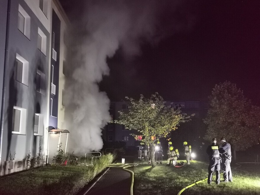 Starke Verrauchung steigt am Gebäude hoch