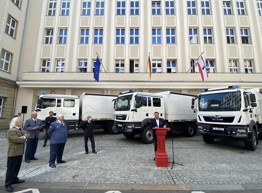 Fahrzeuge vor dem Dienstgebäude Mitte