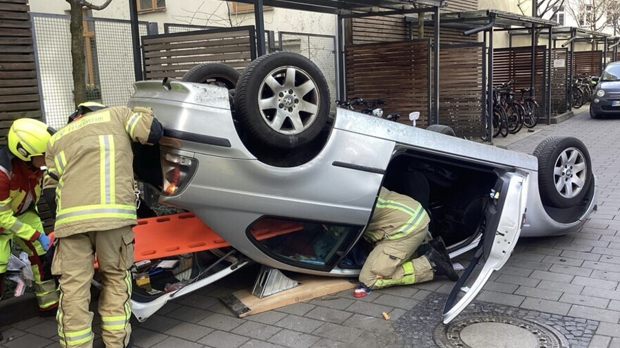 Technische Rettung einer eingeschlossenen und verletzten Person