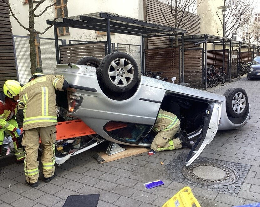 Technische Rettung einer eingeschlossenen und verletzten Person