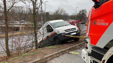 Transporter wird durch den Rüstwagen die Böschung hochgezogen