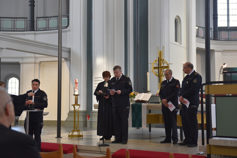 LBD Dr. Karsten Homrighausen, LBD-V Karsten Göwecke, LBdFF Lutz Großmann und Feuerwehrpfarrerin Sabine Röhm verlesen im Gottedienst die Namen aller im letzten Jahr verstorbenen der Berliner Feuerwehren