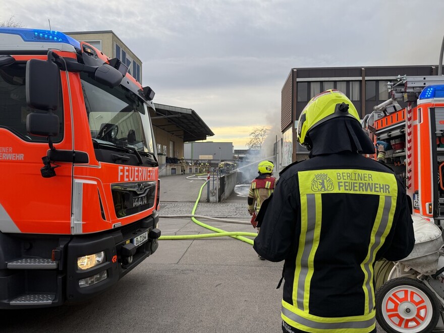 Einsatzkräfte an der Lagerhalle