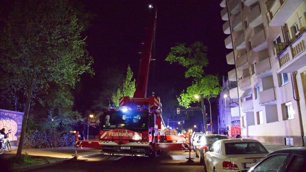 Aufgestellter Feuerwehrkran an der Einsatzstelle