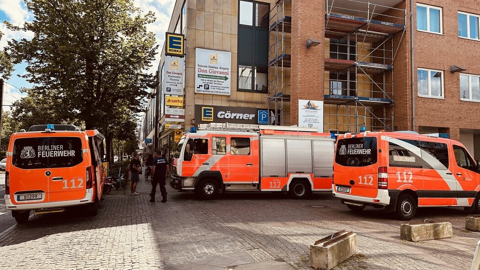 Ein Löschfahrzeug steht neben der Einsatzleitung.