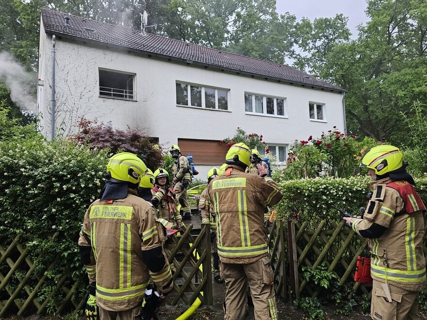 Einsatzkräfte bei der Brandbekämpfung