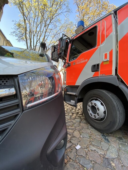 Drehleiter kommt nur knapp an einem parkenden PKW vorbei.