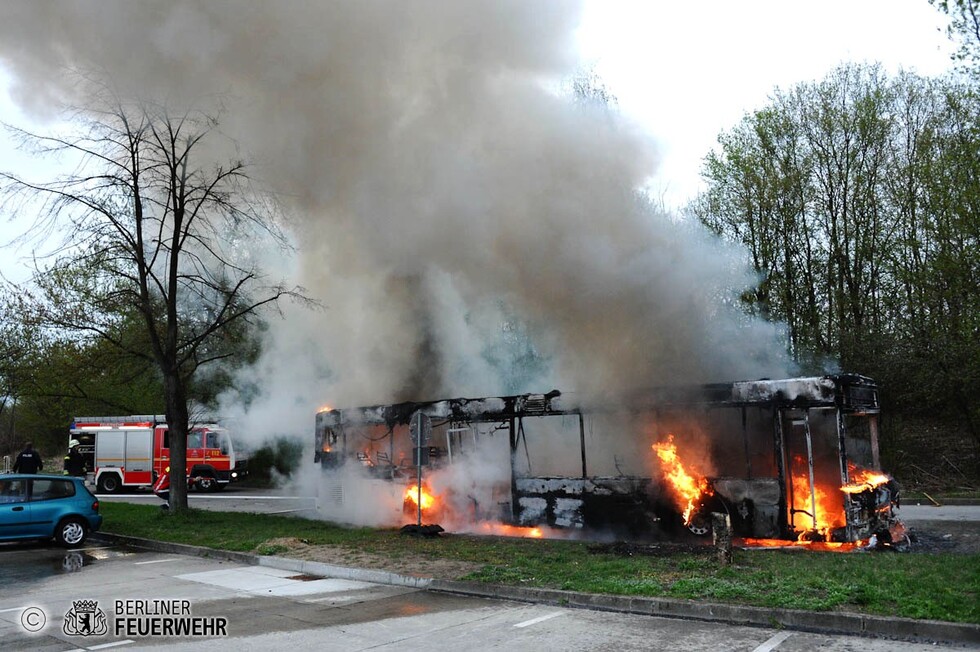 Reisebus im Vollbrand