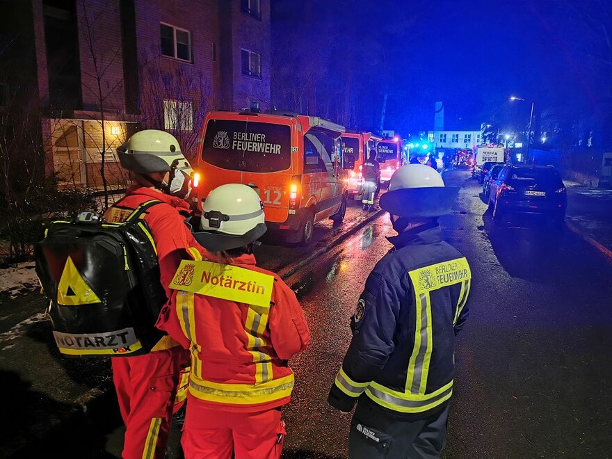 Notärztin und weitere Einsatzkräfte an der Einsatzstelle