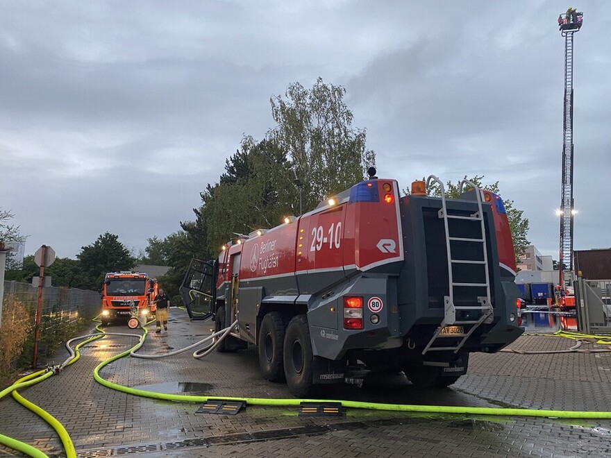 Unterstützung durch ein Flugfeldlöschfahrzeug der Flughafenfeuerwehr des BER