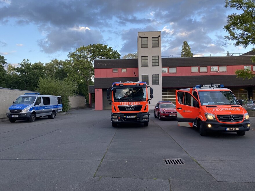 Einsatzfahrzeuge in der Bereitstellungszone auf dem Hof der Feuerwache Wannsee