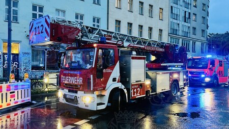 Drehleiter vor dem Wohnhaus