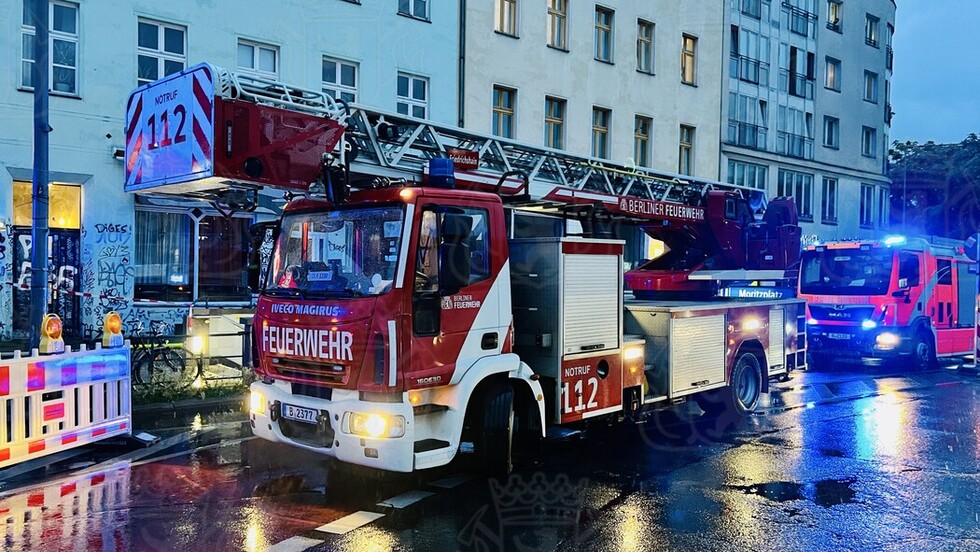 Drehleiter vor dem Wohnhaus