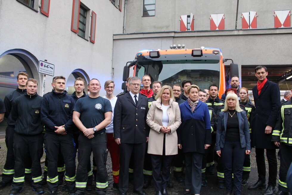 Gruppenbild Einsatzkräfte mit Homrighausen, Faeser, Giffey, Spranger und Hikel vor der Feuerwache Neukölln