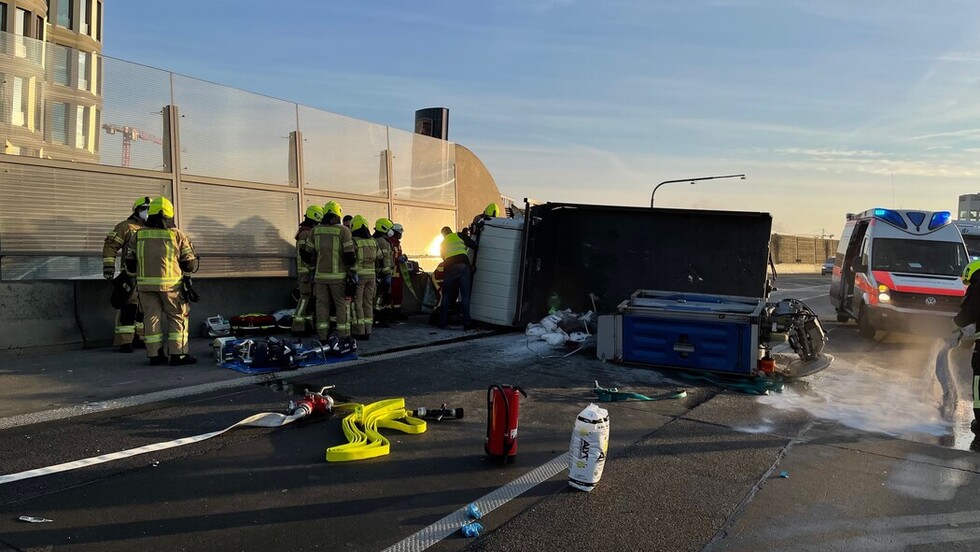 Einsatzkräfte am Unfallfahrzeug