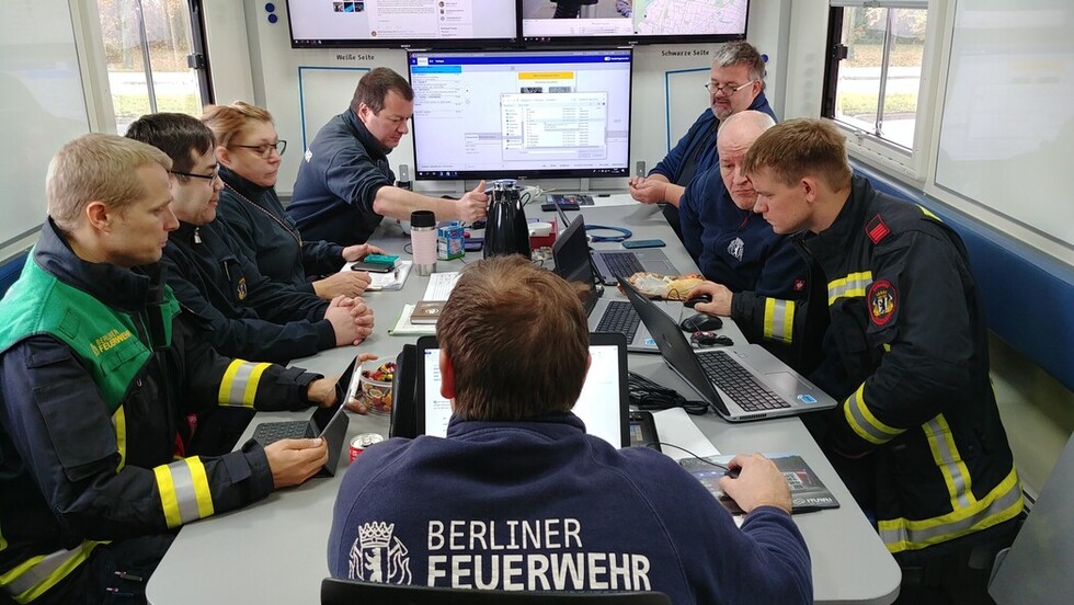 Die Einsatzleitung der Feuerwehr bei der Lagebesprechung