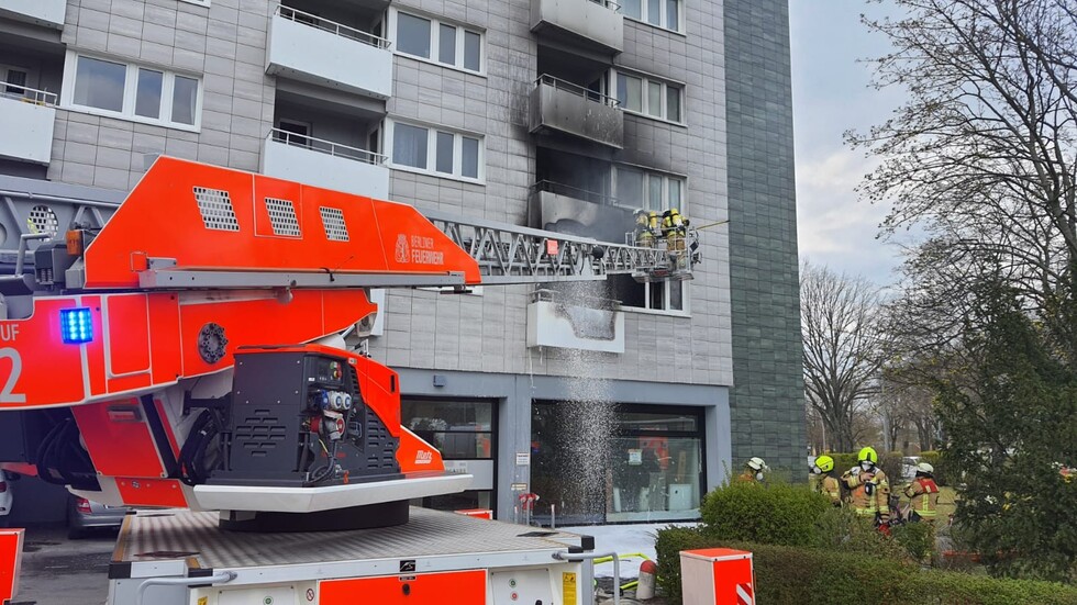 Brandbekämpfung und Kontrolle der Fassade über DLK