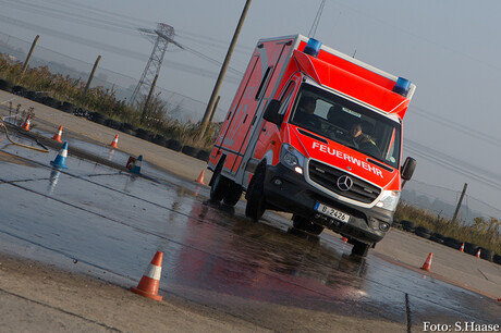 Rettungswagen in nasser Kurve beim Fahrsicherheitstrining