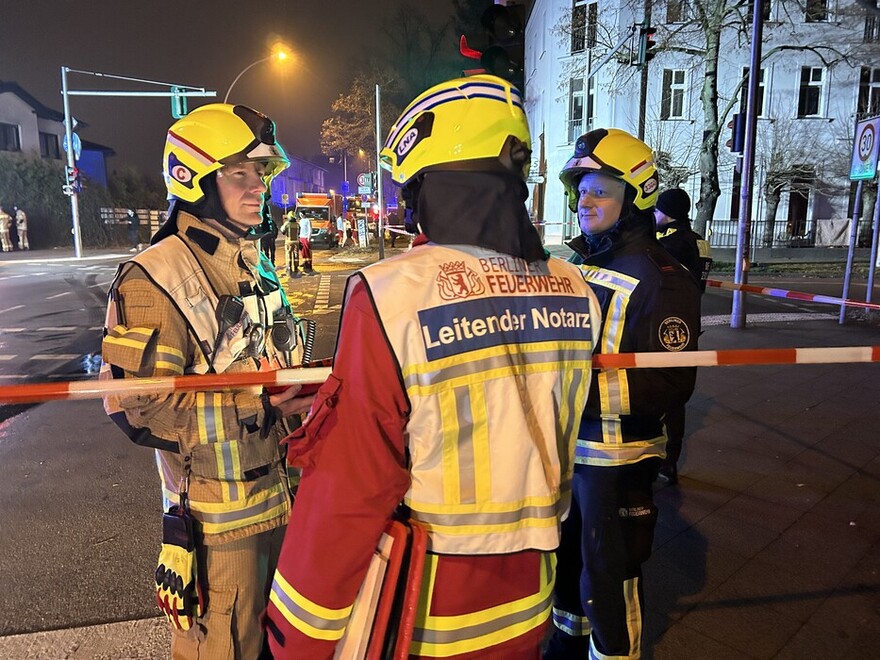 Leitender Notarzt, Organisatorischer Leiter Rettungsdienst und Führungsgehilfe besprechen sich